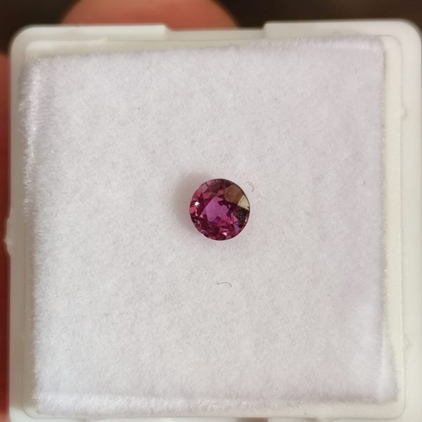 ZAFIRO CHERRY MADAGASCAR 4.0 x 2.4 CORTE BRILLANTE